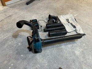 lot 7 image: Makita Brushless 36 Volt XBU04 BlowerVacuum, Attachments, Two Batteries and Charger
