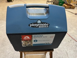 lot 16 image: Igloo Playmate Max Cold Cooler