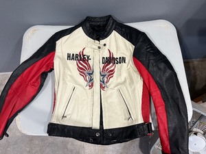 lot 18 image: Harley Davidson Leather Jacket - Size Small