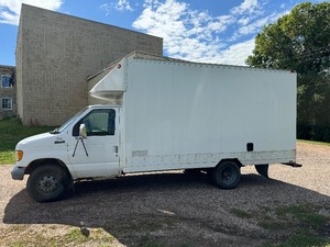 lot 4 image: 1995 Ford Box Truck