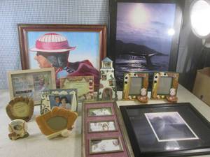 (FRNT) Assorted Wall Decor and Pict...