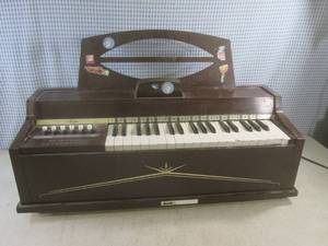 (A-2) Vintage Magnus Electric Organ...