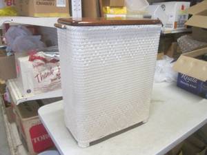 (EW3) Vintage Wicker Clothes Hamper...