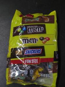 lot 45 image: jumbo pack of candy fun size bet bu...