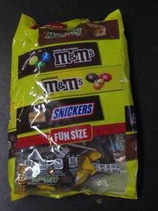lot 46 image: jumbo pack of candy fun size bet bu...