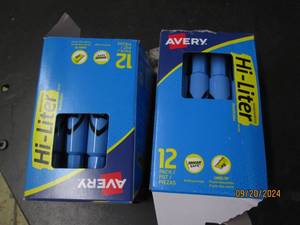lot 108 image: 2 - 12 packs of avery hi-liters...