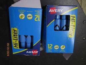 lot 109 image: 2 - 12 packs of avery hi-liters...