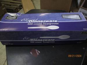 lot 176 image: package of 500 dinnware plastic tea...