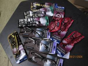 lot 222 image: 10 reading glasses with cases...