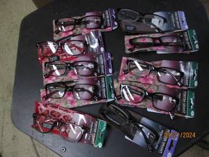 lot 223 image: 10 reading glasses with cases...