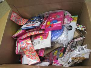 lot 375 image: box of valentine items...