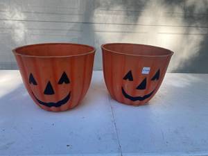 Pumpkin Flowerpots - great for your seasonal mums