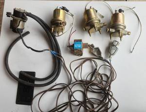 lot 522 image: 5 Fuel Pumps