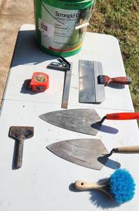 lot 568 image: Lot of Concrete Tools, Trowels, Brush, Chisel