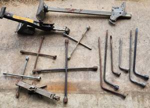 lot 590 image: 3 Scissor Jacks - Tire Iron Lot