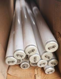 lot 597 image: Lot of 14 Fluorescent bulbs 47 14