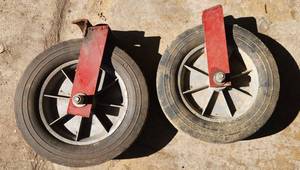 lot 631 image: 2 Tires on Brackets