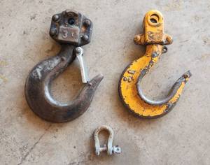 lot 650 image: 2 Crane Hooks 3 Ton