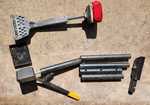 lot 675 image: Carpet Stretching Tools
