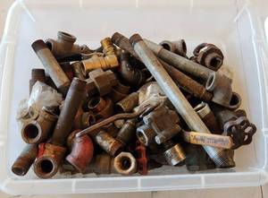 lot 701 image: Large Bucket of Steel Pipe Fittings & Valves