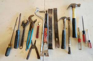 lot 736 image: Craftsman Screwdrivers, Wrenches, Hammers, Pry Bars, Nail Puller, Wire Stripper