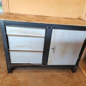 lot 781 image: Metal Cabinet Workbench