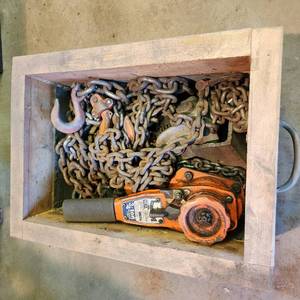 lot 23 image: 2,000LB Chain Hoist, Hooks, Chains