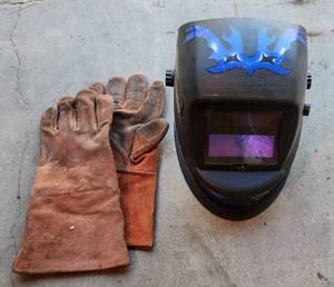 lot 62 image: Chicago Electric Welding Helmet & leather Welding Gloves