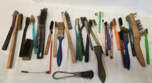 lot 101 image: Misc Shop brushes