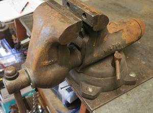 lot 242 image: Large WILTON Vise