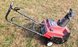 lot 477 image: TORO 3000 Snowblower - not running