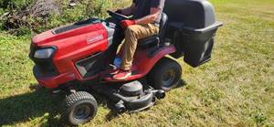lot 6 image: Craftsman Lawn Mower 82 Hours WORKING