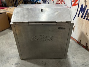 lot 22 image: Coca Cola Selmix Soda Fountain Ice Chest