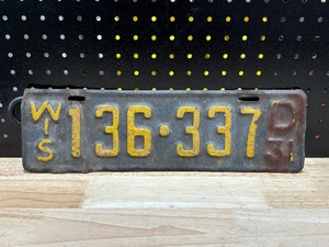 lot 28 image: Vintage License Plate