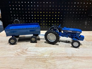 lot 66 image: Vtg Ford 4630 Tractor w Trailer