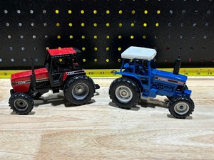 lot 68 image: ERTL Ford and Case Tractor