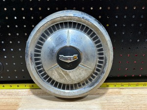 lot 90 image: Vintage Chevy Poverty Dog Dish Hubcap