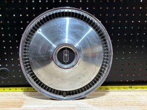 lot 93 image: 1966 Oldsmobile F-85 Cutless Hubcap
