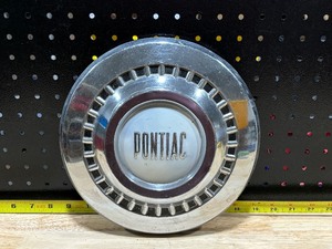 lot 100 image: Vintage Pontiac Hubcap with White Center