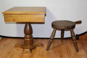 lot 19 image: Vintage Oak Pedestal Nightstand Lamp Table, Milking Stool