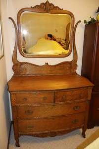 lot 21 image: Antique Solid Oak Dresser wMirror