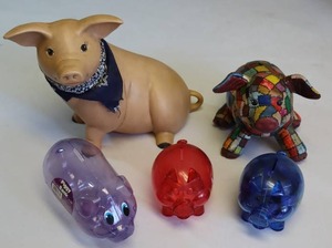 lot 103 image: (5) Vintage Piggy Bank Collection