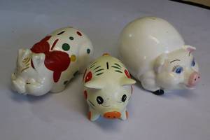 lot 104 image: (3) Vintage Piggy Bank Collection