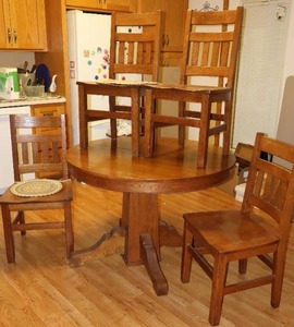 lot 17 image: Solid Oak Kitchen Dining Table & Chairs
