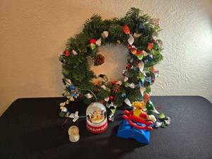 lot 152 image: Winter Music Boxes and Decorative Wreath