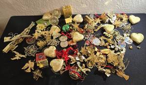 lot 166 image: Gold Tone Holiday Ornaments For Your Tree