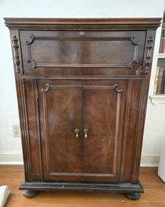 lot 111 image: Stereo Cabinet