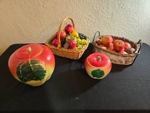 lot 170 image: Vintage Apple Cookie Jars and Apple Collection