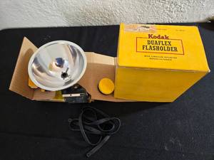 lot 32 image: Kodak Duaflex Flash Holder