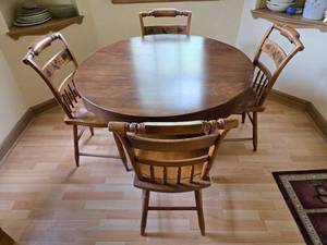 lot 18 image: Round Kitchen Table with Four Beautiful Decorative Chairs With Excellent Woodwork